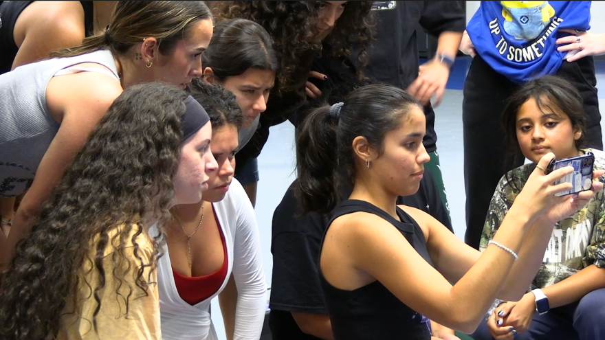 La presidenta, Miniaris Montanez, muestra a su equipo un vídeo de sus entrenamientos y señala lo que hay que mejorar. Foto por: Marina Meretz.