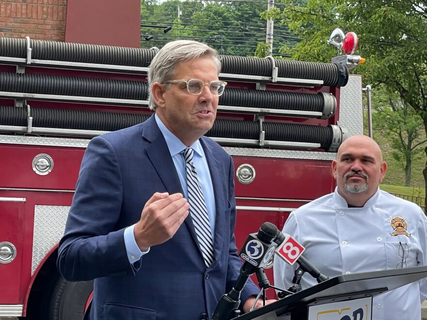 Bob Stefanowski with Phil Segneri, the chef and owner of Fire Engine Pizza in Shelton, talking about the impact of inflation.