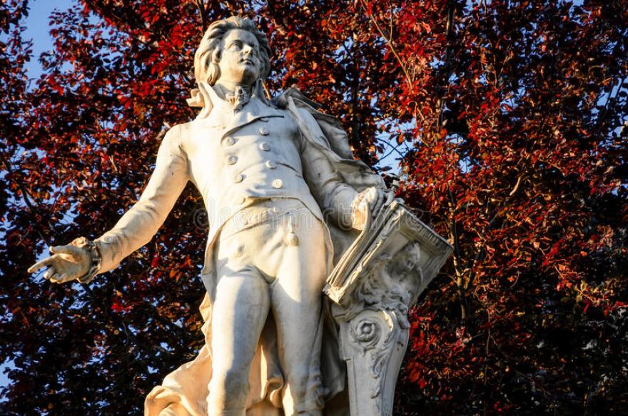 vienna-statue-mozart-monument-memory-wolfang-amadeus-burggarten-public-park-austria-95088410.jpg