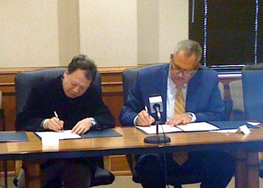 TU President Steadman Upham signs a cultural exchange agreement with China's Daming Palace Academy.