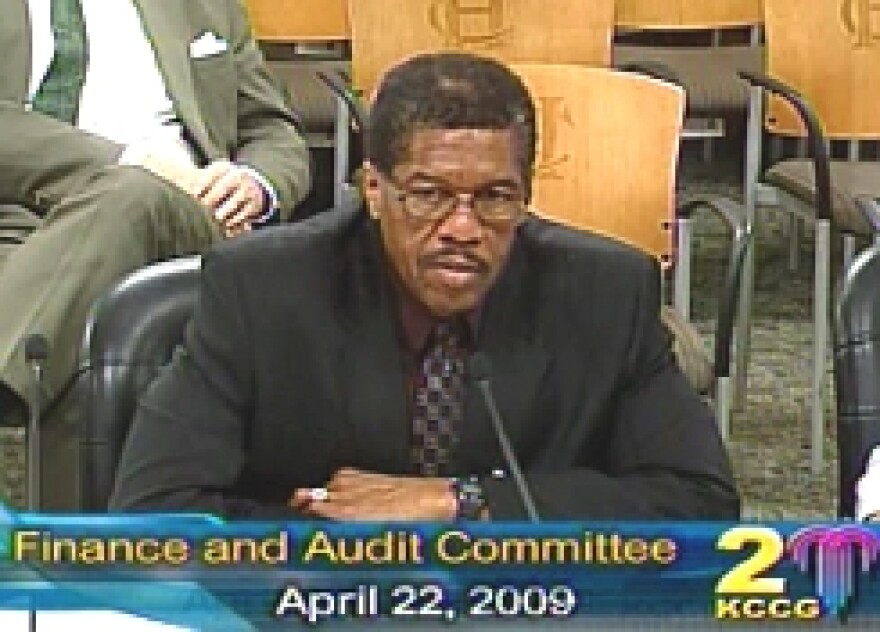 City Auditor Gary White delivers the council a bad report card from city employees.