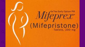 La mifepristona se utiliza para interrumpir un embarazo (no aplica para embarazos ocurridos fuera del útero, como el embarazo ectópico), según la FDA. El organismo aprobó por primera vez el uso de este medicamento en el año 2000.