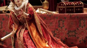 Queen Elizabeth (soprano Carmela Remigio) tries to use her power to gain love — with  disastrous consequences.