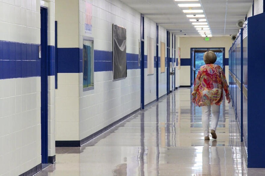 Full-time teachers could have at least 20 days of paid parental leave under a bill that advanced to the full House Wednesday.