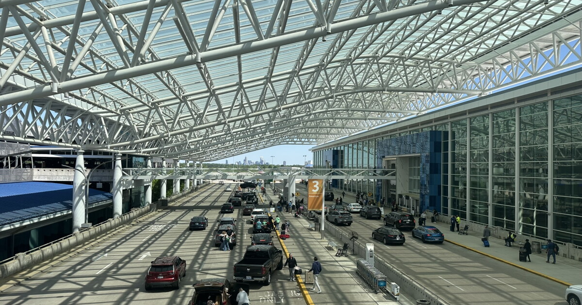 Charlotte Mayor Vetoes council delay of airport lease vote