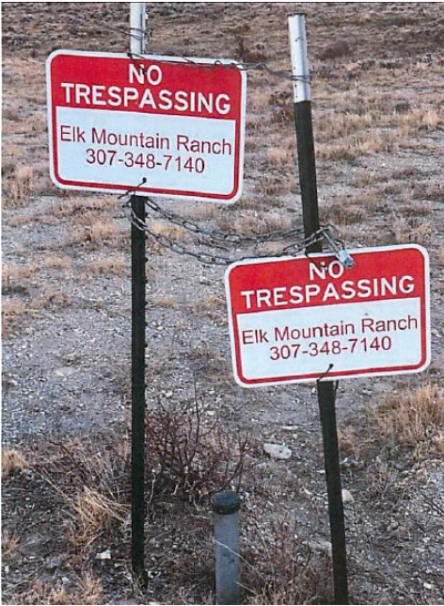 No tresspasing signs