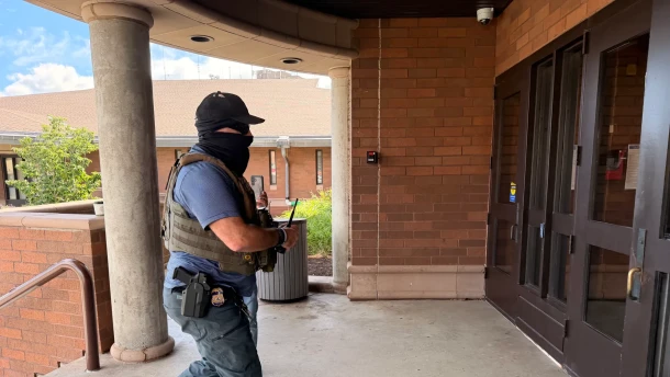 A masked ICE agent enters the Meriden courthouse on Wednesday, Sept. 23, 2026.