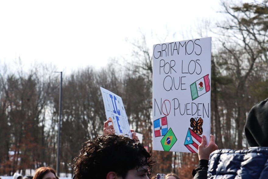 Cientos de estudiantes de secundaria de Nashua se manifestaron el miércoles para protestar contra de ICE.