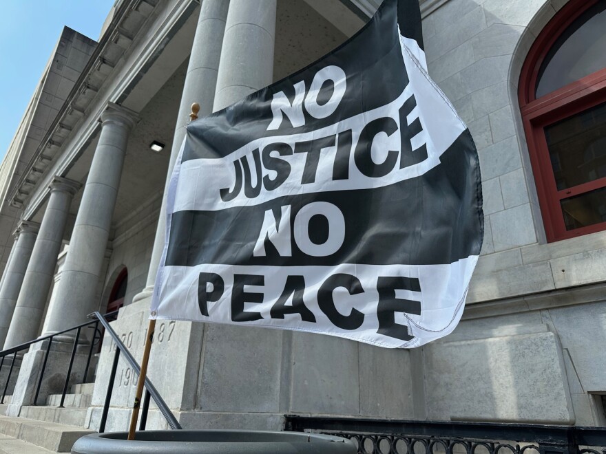 On March 30, a coalition of racial justice organizations, community leaders, and concerned residents will hold a press conference in front of Dayton City Hall to call attention to the police killing of Reginald Thomas and to demand accountability from the City of Dayton and its leadership.