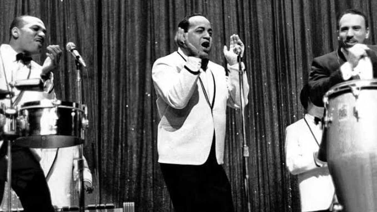 Gilberto Santa Rosa performing live on stage during the tour in 2025