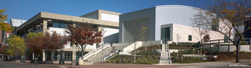 The current main branch of the Akron-Summit County Public Library building in Downtown Akron in 2004.