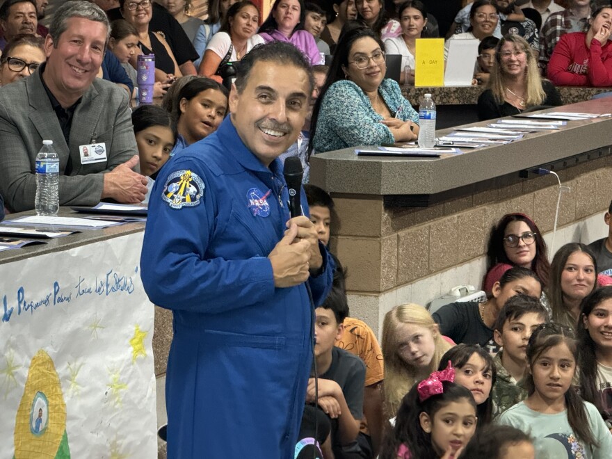 El ex astronauta de la NASA visitó la escuela de Carson High School el 3 de octubre de 2024.