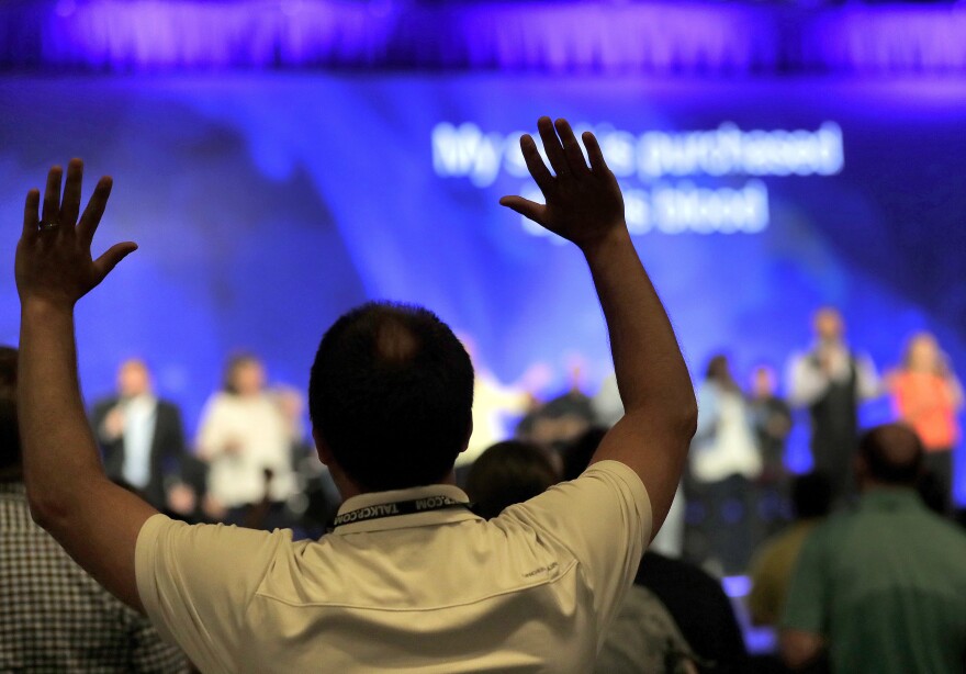 People worship during the Southern Baptist Convention annual meeting, Tuesday, June 13, 2017, in Phoenix. (AP Photo/Matt York)