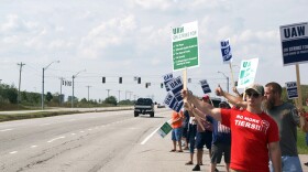 UAW members picket outside the General Motor's Fort Wayne Assembly on Sept. 21.