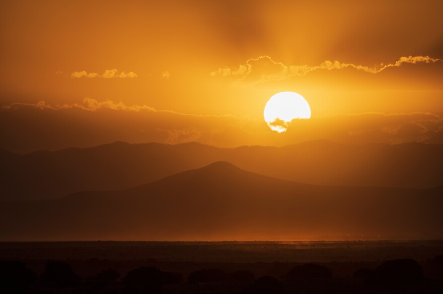 THE SUN SETS OVER THE HIGH DESERT IN WILDFIRE SMOKE, SANTA FE, NM, USA