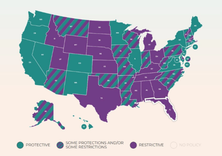 Un mapa de Estados Unidos está codificado por colores: verde, morado y rayas. Florida es completamente morada, lo que indica que tiene una política restrictiva de control de natalidad. El cuadro de indicadores fue publicado por la Oficina de Referencia de Población.