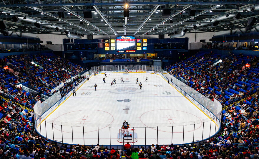 Bloomington Bison brings hockey fans back to Grossinger Motors Arena WGLT