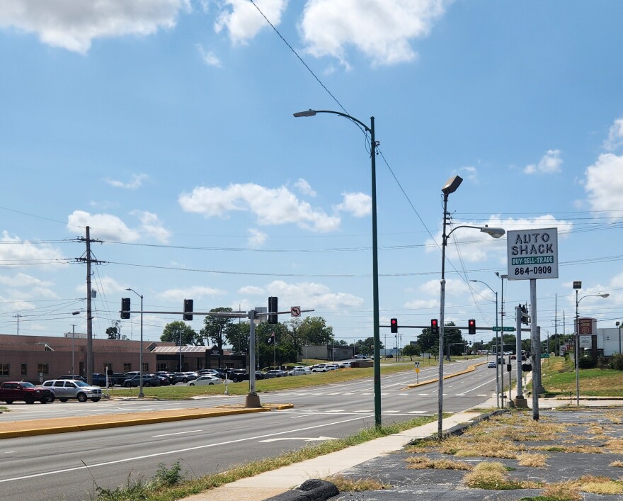 The intersection of Campbell and Chestnut Expressway — one of the Springfield intersections where signs will be installed as part of the Help Starts Here campaign (photo taken August 20, 2026).