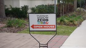 Un cartel de la reunión del plan Vision Zero. Foto por: Gabriela Valdes.