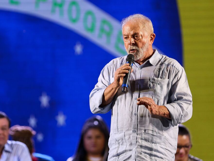 Luiz Inácio Lula da Silva fala durante um comício eleitoral em Manaus, Brasil, em 31 de agosto.