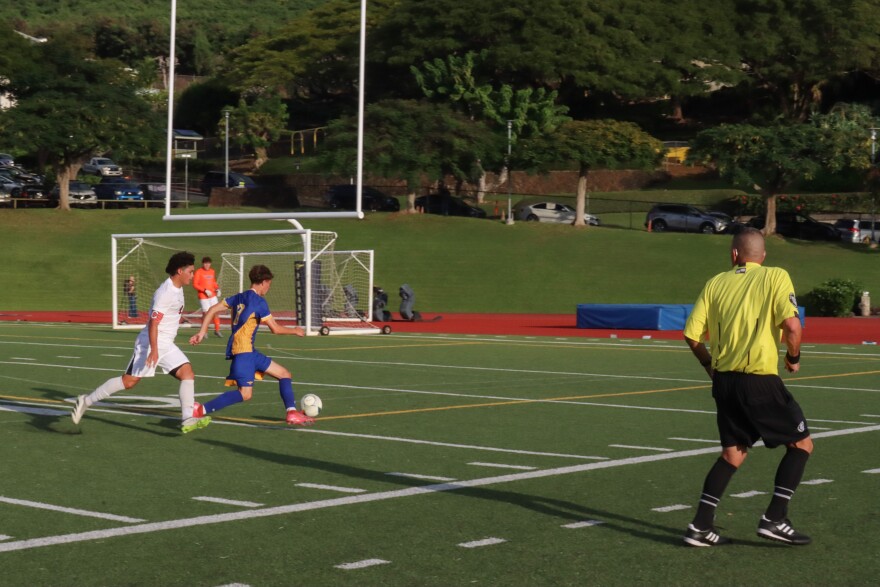Referee Raymond Kaleo Benz watches players during a Punahou vs. Saint Louis game on Jan. 8, 2026.