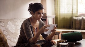Ila (Nimrat Kaur) is a Mumbai housewife who accidentally begins a correspondence with another man when the lunch she packs for her own husband goes astray.