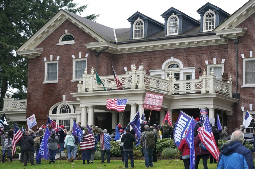 Mob-of-protesters-at-Washington-Governors-Mansion-010620-CREDIT-Ted-S-Warren-AP.jpeg