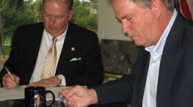 Jeff Pederson (right) signs contract with Paducah Mayor Bill Paxton (left)