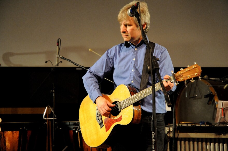 A picture of Chris Stamey playing guitar.