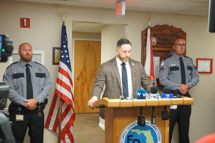 Florida Department of Corrections spokesperson Jordan Kirkland provides the details of Daniel Conahan Jr.’s execution during a press briefing. (Alexa Ryan/WUFT News)