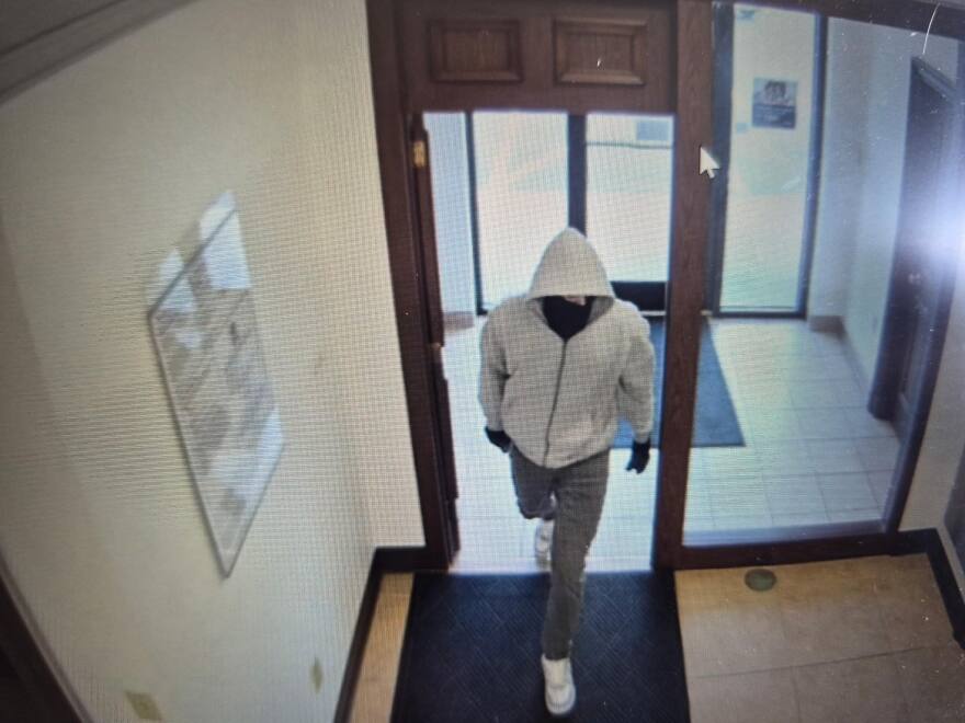 An image of the suspect entering the U.S. Bank in Berea