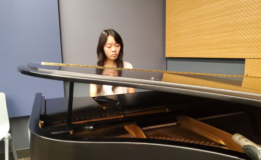Elena Xu at the piano.