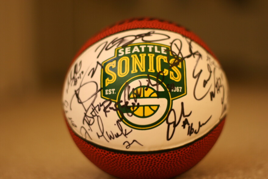 Basketball signed by the 2007 Sonics.