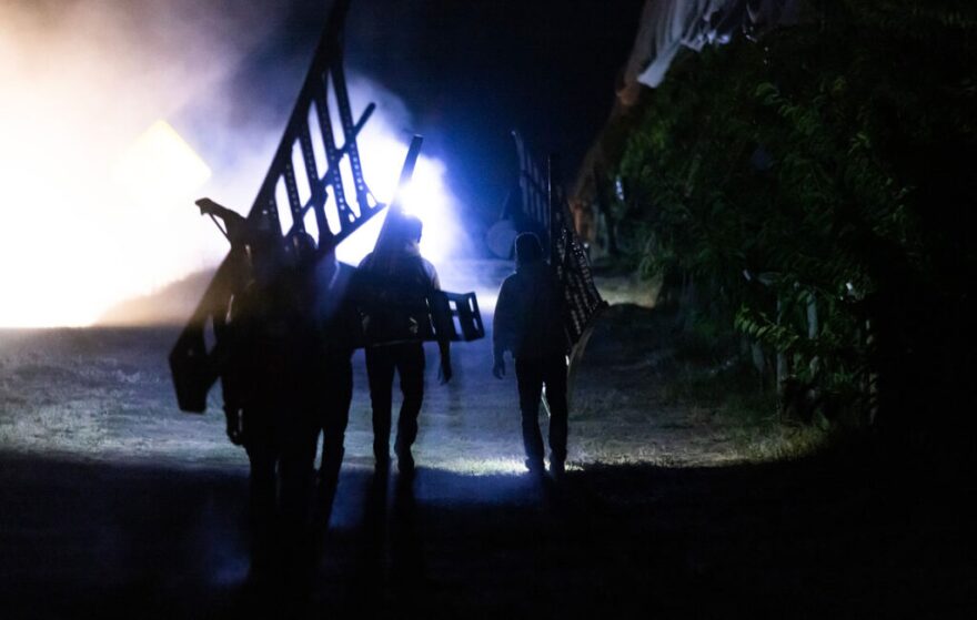 Trabajadores agrícolas cargan escaleras tras recoger cerezas a primera hora de la mañana en un huerto propiedad de Allan Brothers Fruit, el miércoles 16 de julio de 2025 en Tieton, Washington.
