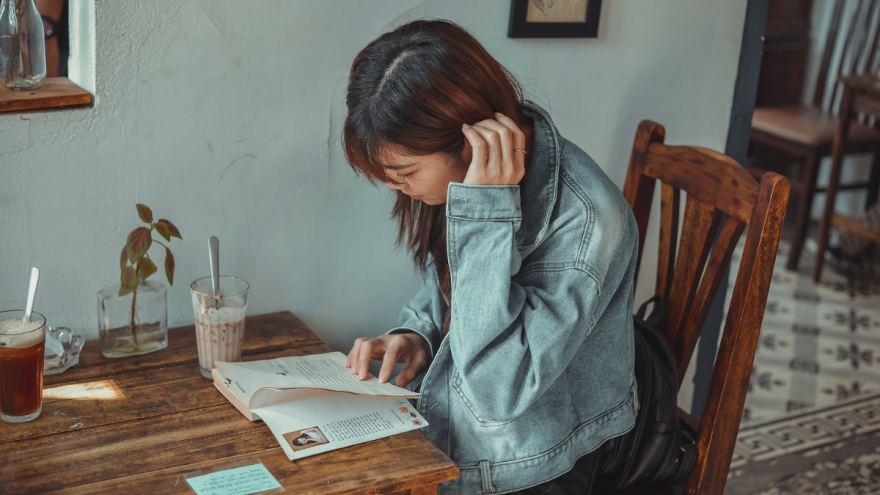 Woman reading in a coffee shop.