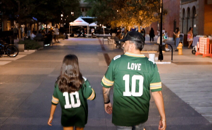 A father and daughter enjoy a stroll through the landing while hearing original music by Funayūrei.