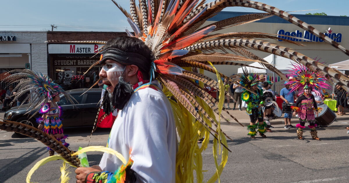 Photos: The scene at Oak Cliff's Cinco de Mayo celebration | KERA News