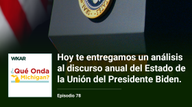 En la imagen se puede observar un podio con el logo estadounidense que dice en ingles: President of the United States y una bandera Americana en el fondo. En el lado inferior de la imagen esta el logo de Que Onda Michigan sobre un fondo blanco. En la parte derecha las siguientes palabras estan escritas: "Hoy te entregamos un análisis al discurso anual del Estado de la Unión del Presidente Biden." En el lado superior de la imagen se encuentra las pablaras "WKAR" en color blanco.  y "Episodio 78".