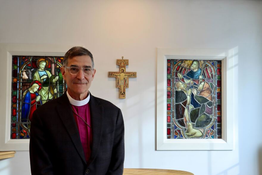 El Obispo Rob Hirschfeld de la Iglesia Episcopal de New Hampshire