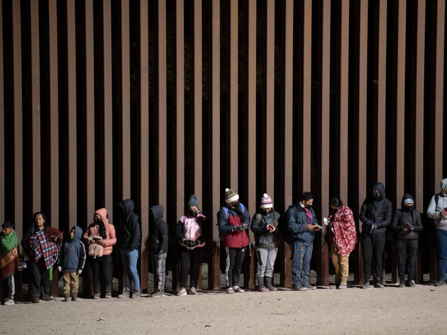 Estados Unidos está viendo un creciente número de solicitantes de asilo que se entregan en la frontera entre Estados Unidos y México en previsión de la suspensión del Título 42.