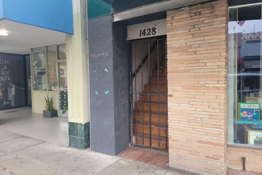 Front entrance to Utzutzu in Alamda