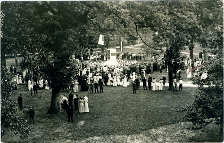 Unveiling of the confederate monument in 1913.