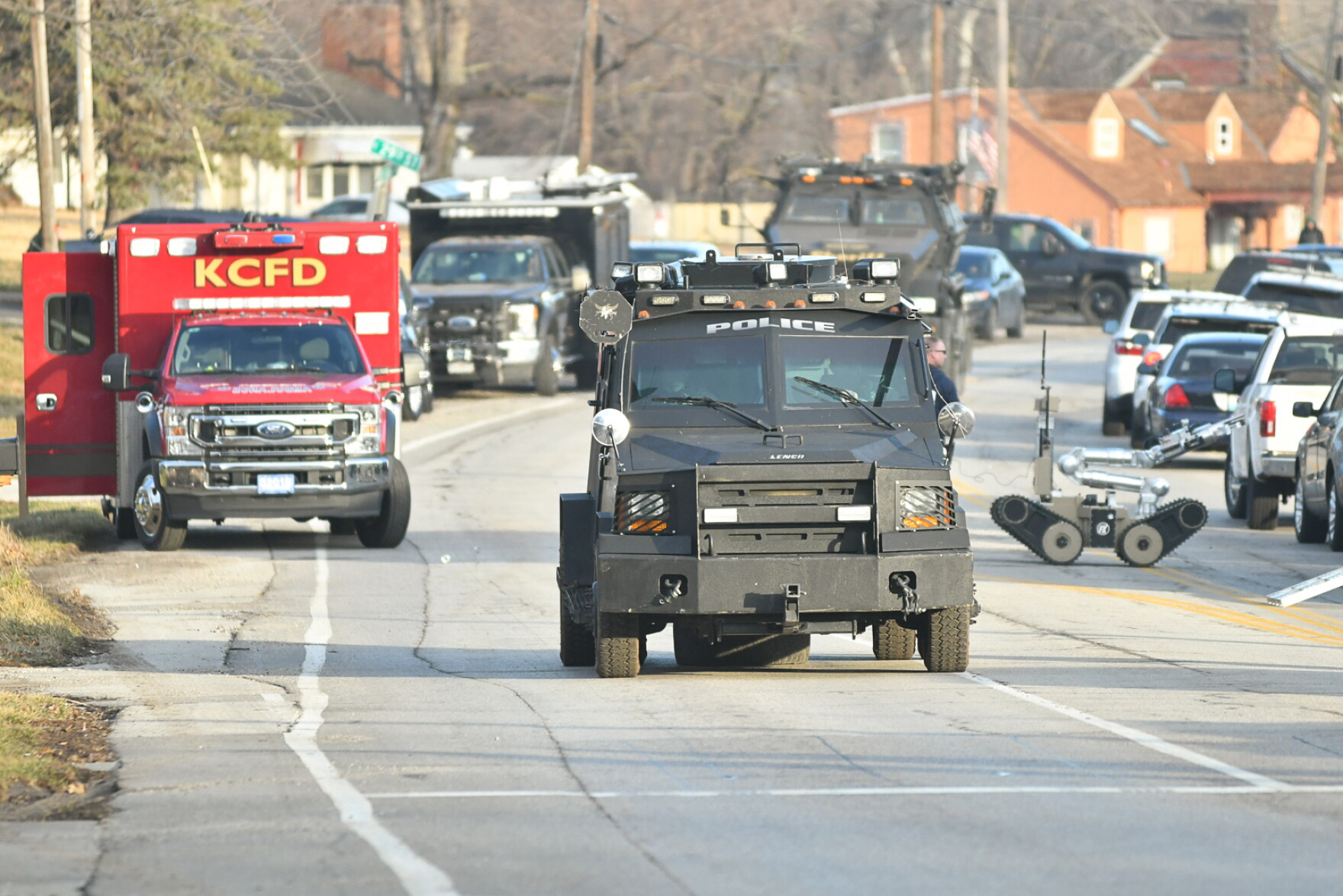 After 18 hours, Kansas City police standoff ends with 1 man found dead ...