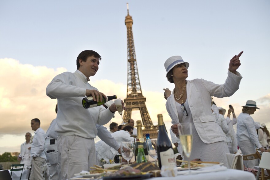 Diner en Blanc began in Paris 25 years ago. This year, Paris hosted the event in the Trocadero gardens, in front of the Eiffel Tower.