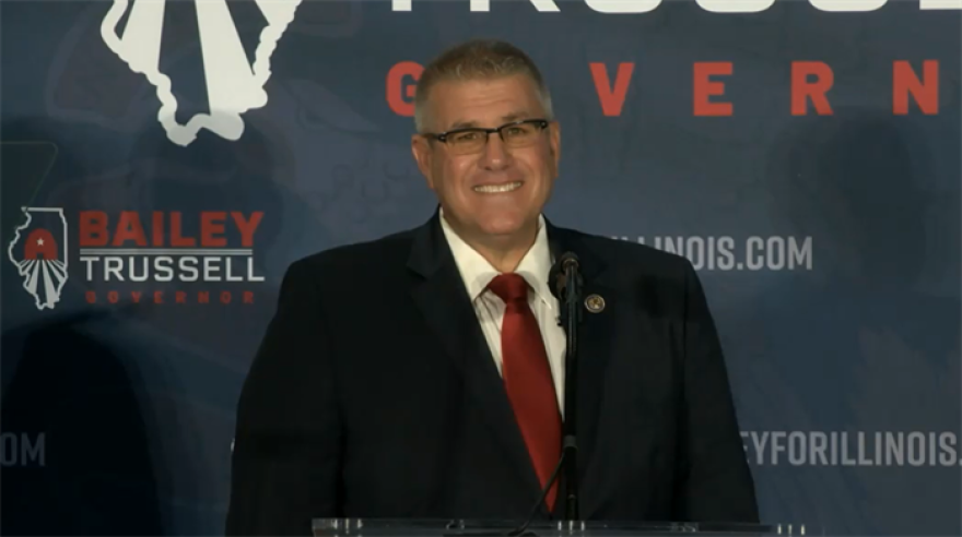 El candidato republicano a gobernador, el senador estatal Darren Bailey de Xenia, aparece en la foto durante un discurso de victoria el martes por la noche en el sur del estado de Effingham.