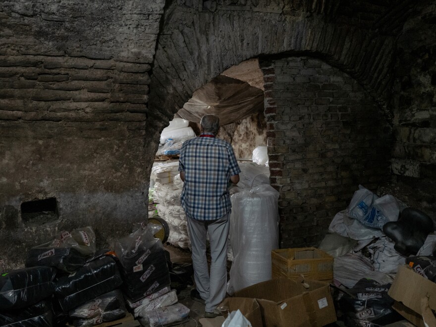 Ozgumus walks through a wholesale storage space located in a basement in Istanbul. He believes that it was used for housing goods for sale, and was built underneath the Theodosius Forum. Some stones in the substructure date to the 2nd century.