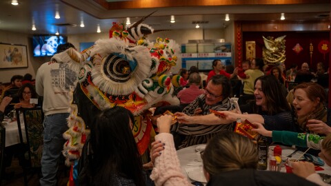 The lion collecting "hongbao"