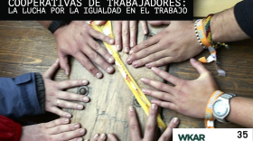 En la imagen se puede observar ocho manos de diferentes personas sobre un pedazo de madera. En el centro de las manos esta una cinta de medir amarilla. En el lado superior derecho de la imagen se encuentra escrito las siguientes palabras en blanco sobre un rectangulo de color negro: 'Cooperativas de Trabajadores: La Lucha Por La Igualdad En El Trabajo'. En la parte superior derecha del cuadrado esta escrito 'WKAR' en color verde, en el lado izquiero superior el numero 35 esta escrito en negro. El numero 35 quiere decir que este es el episodio 35 del podcast. 