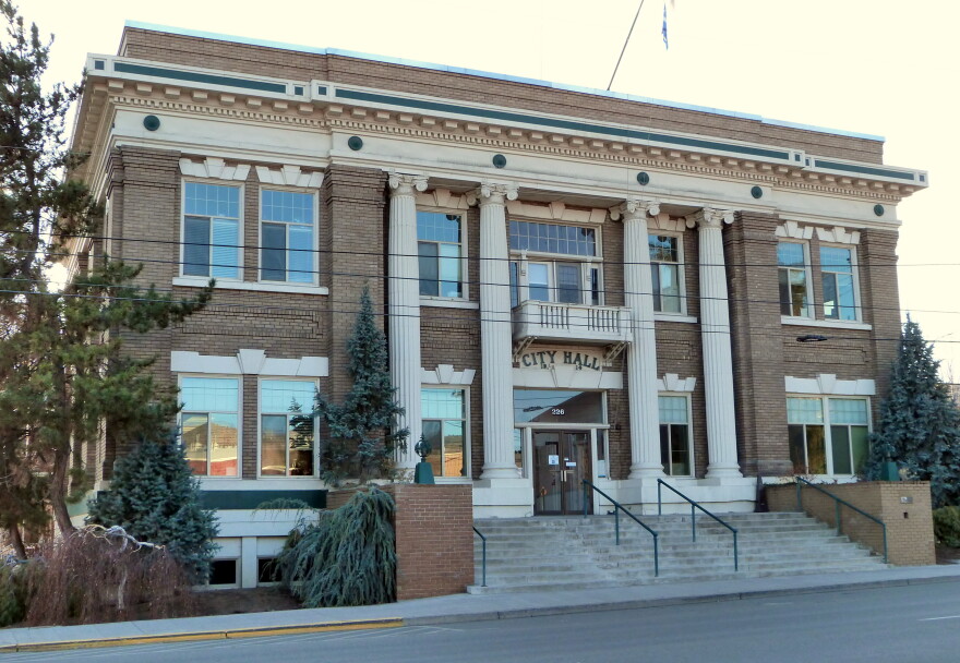  Klamath Falls City Hall building. 
