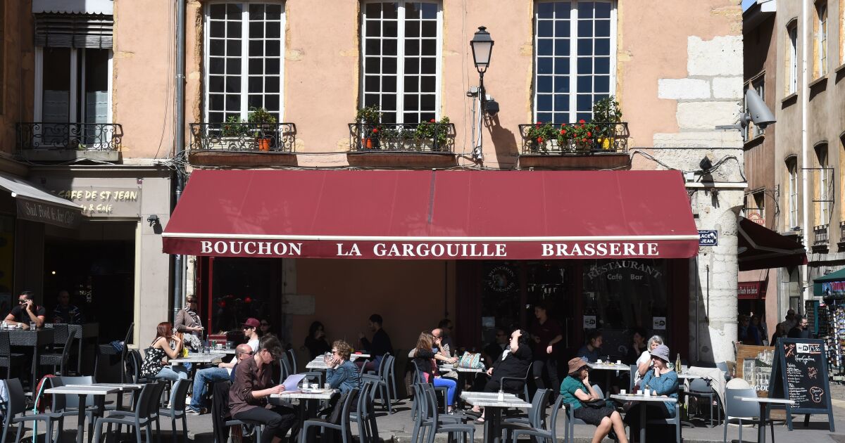 Laisse tomber cette fourchette ! Pourquoi manger à son bureau est-il interdit en France ? Laisse tomber cette fourchette ! Pourquoi manger à son bureau est-il interdit en France ?